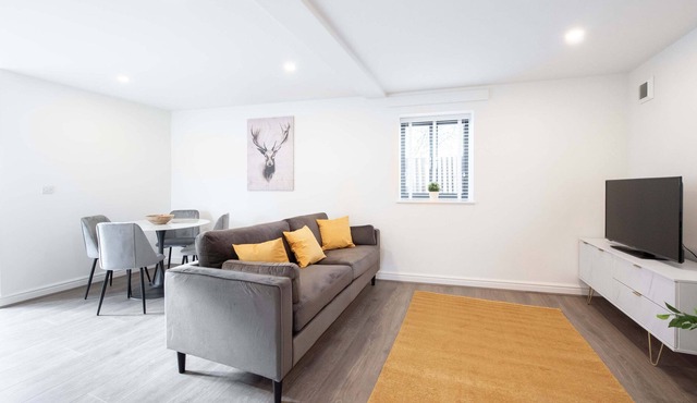 Two Bed House in Gated Development - Close to M25