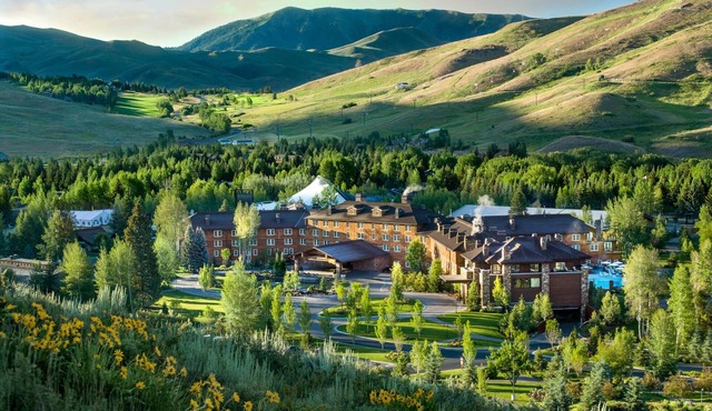 Two-Bed Three-Bed Village Condo w/ Mountain Views & Access to Outdoor Pool