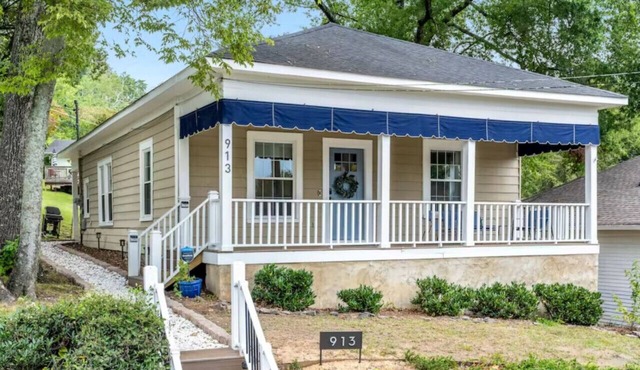 Two Bed Two Bath Chatta Charmer with hot tub!