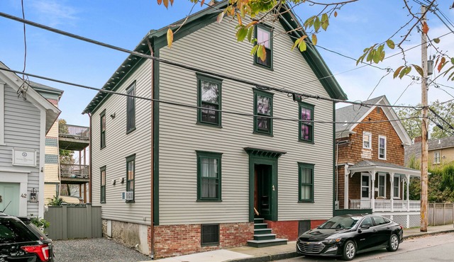 Two Bed, Two Bath, two blocks from water, downtown Newport summer rental.