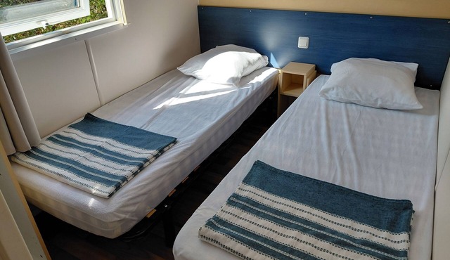 Two-bedroom mobile home at the Sainte Eulalie en Born municipal campsite
