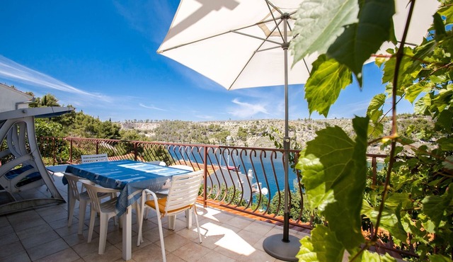 Two bedroom apartment with balcony and sea view Bobovišća na Moru, Brač (A-11901-a)