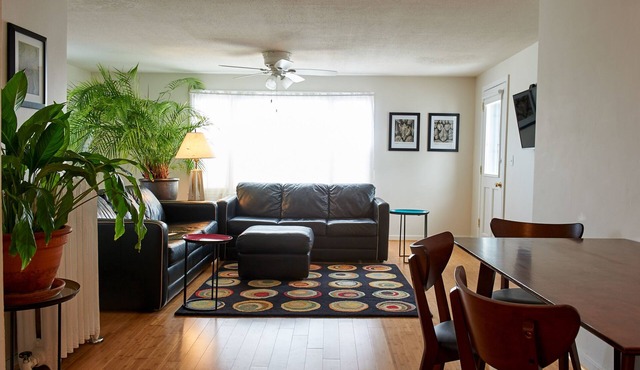 Two Bedroom airy modern apartment - Green Door