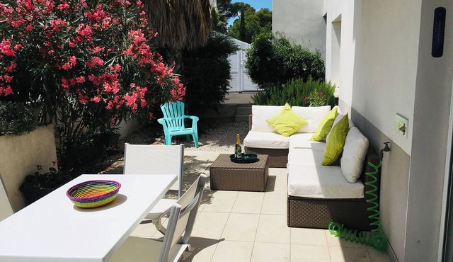 Two bedroom apartment near to charming historic port