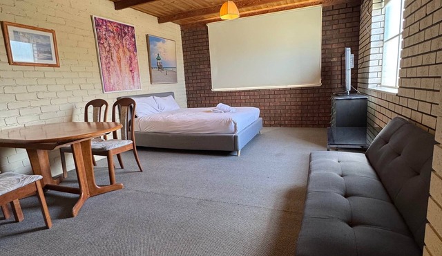 Two Bedroom Apartment at Kew