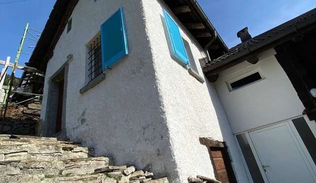 Two-bedroom apartment with mountain view and garden (SANTORINI)