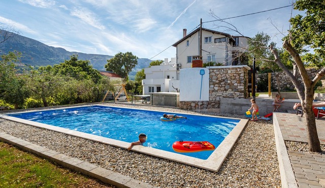 Two bedroom apartment for 4 with sea view, swimming pool, and jacuzzi