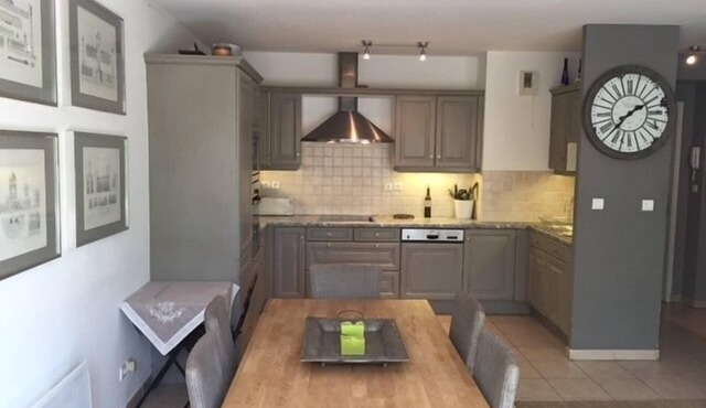 Two Bedroom Apartment with Air Conditioning, Parking and Elevator in Lourmarin