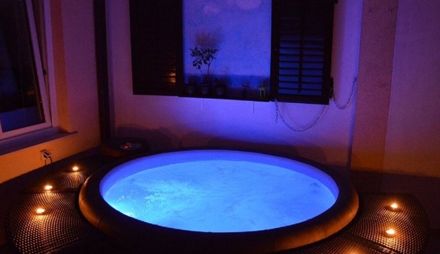 Two bedroom apartment Romeo with hot-tub