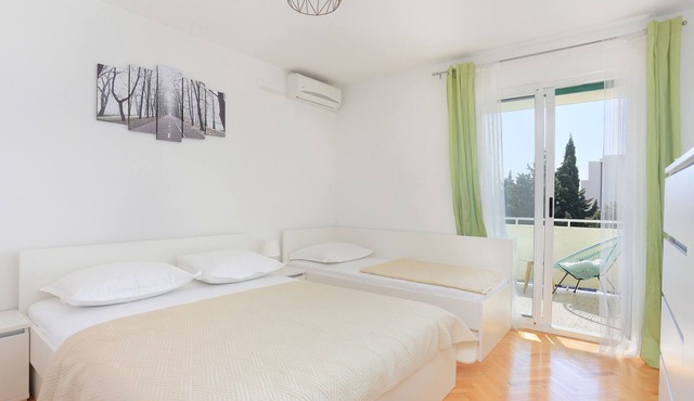 Two bedroom apartment with balcony Makarska (A-13222-a)