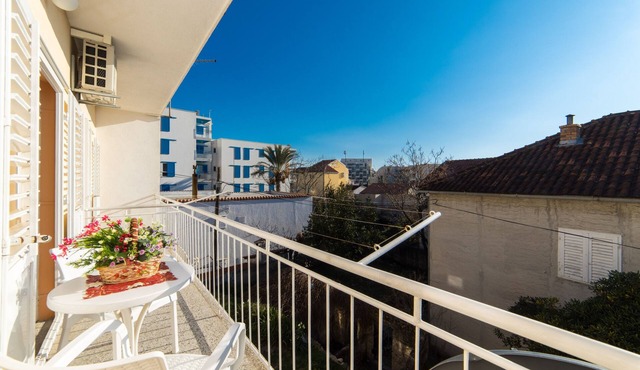 Two bedroom apartment with balcony and sea view Makarska (A-15375-a)