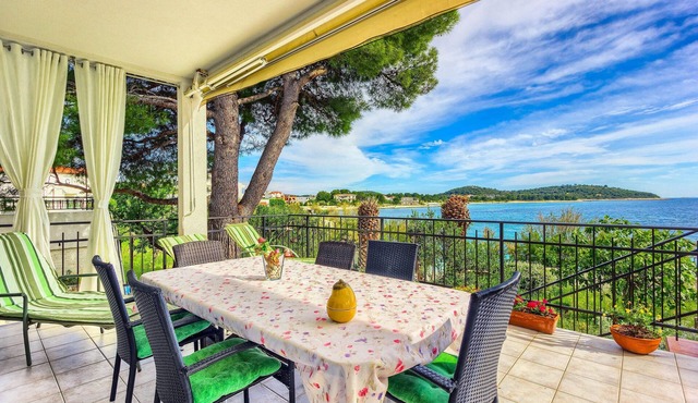 Two bedroom apartment near beach Rogoznica (A-2010-a)