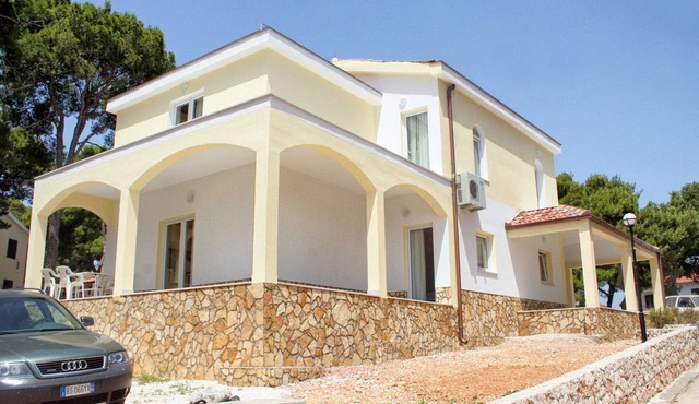 Two bedroom apartment near beach Rogoznica (A-3097-b)
