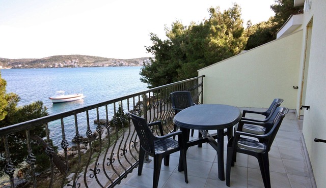 Two bedroom apartment near beach Rogoznica (A-3199-c)