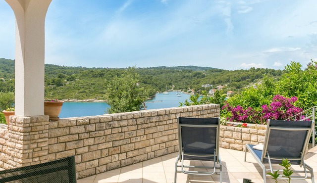 Two bedroom apartment with terrace and sea view Nečujam (Šolta) (A-2089-a)