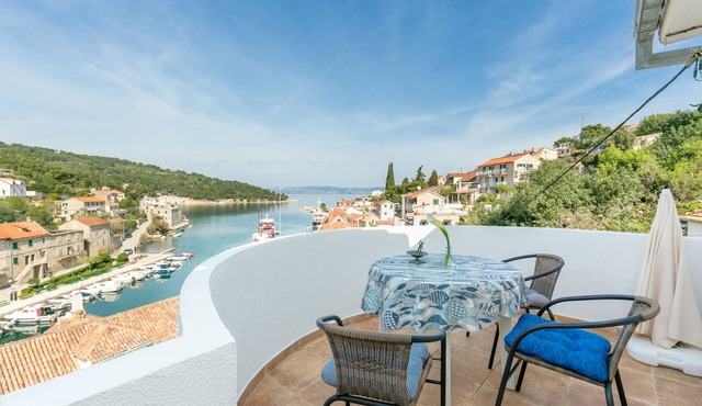 Two bedroom apartment with terrace and sea view Stomorska (Šolta) (A-8650-a)