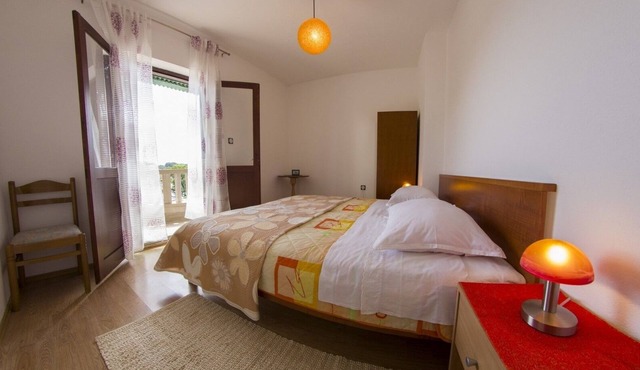 Two bedroom apartment with terrace and sea view Sumartin, Brač (A-2951-a)