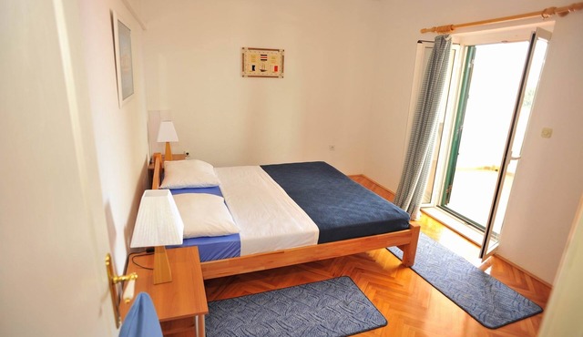 Two bedroom apartment with terrace and sea view Sutivan, Brač (A-16846-b)