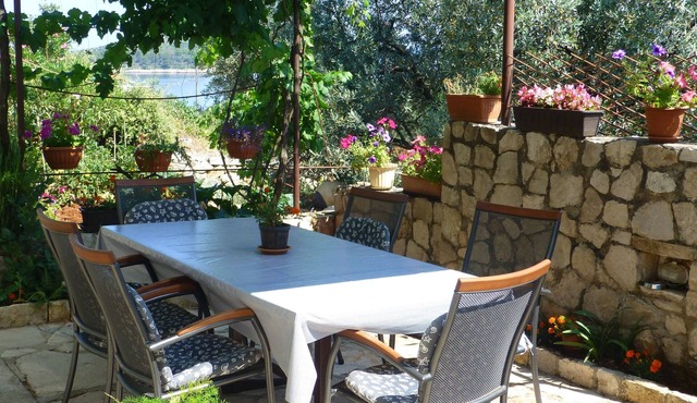 Two bedroom apartment with terrace and sea view Mali Iž, Iž (A-16535-a)