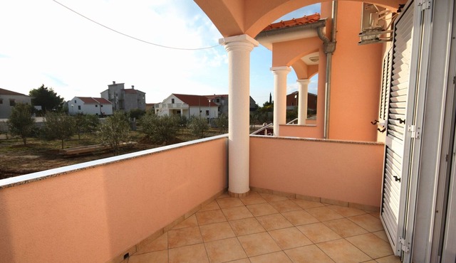 Two bedroom apartment with terrace Vrsi - Mulo, Zadar (A-5860-d)