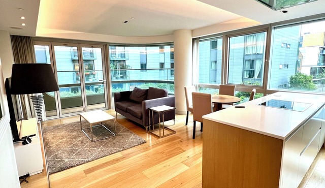 Two bedroom apartment in outstanding, fully serviced building