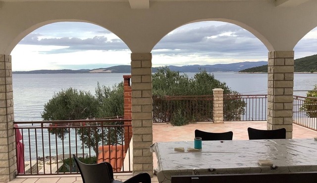 Two bedroom apartment near beach Maslinica, Šolta (A-774-a)