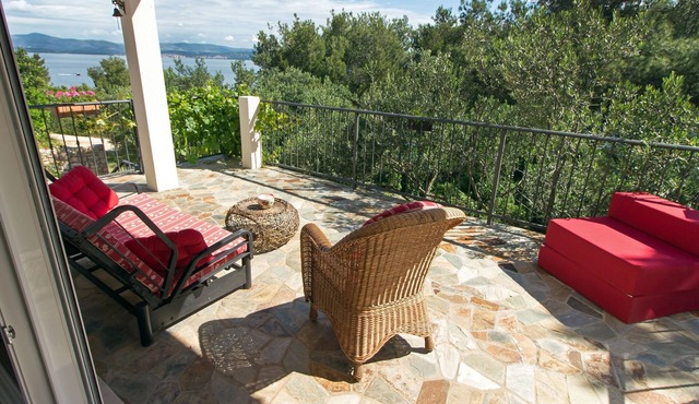 Two bedroom apartment near beach Cove Donja Kruščica - Donja Krušica, Šolta (A-12418-a)