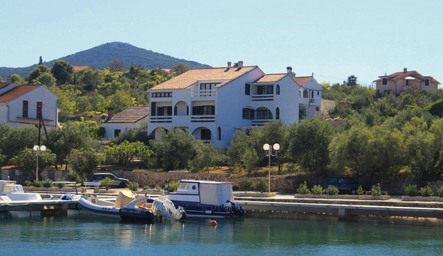 Two bedroom apartment near beach Lukoran, Ugljan (A-8397-b)