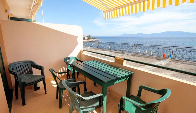 Two bedroom apartment near beach Sućuraj (Hvar) (A-4029-e)