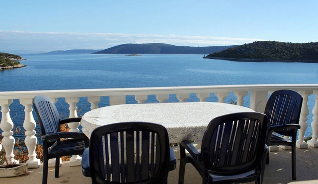 Two bedroom apartment near beach Vinišće, Trogir (A-5981-a)
