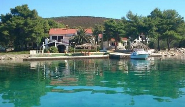 Two bedroom apartment near beach Brgulje (Molat) (A-24673-a)