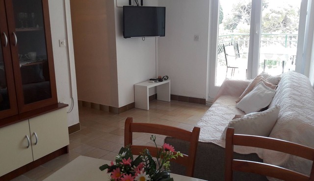 Two bedroom apartment near beach Bol, Brač (A-13413-f)