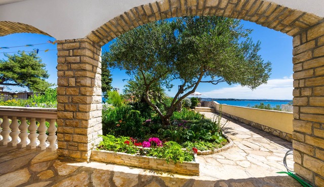 Two bedroom apartment near beach Tkon, Pašman (A-12346-a)