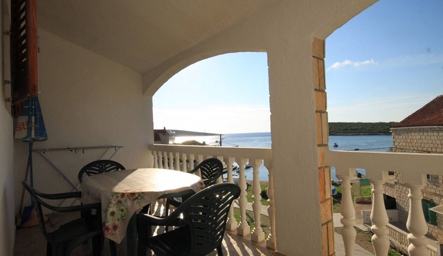Two bedroom apartment near beach Rukavac, Vis (A-1154-e)
