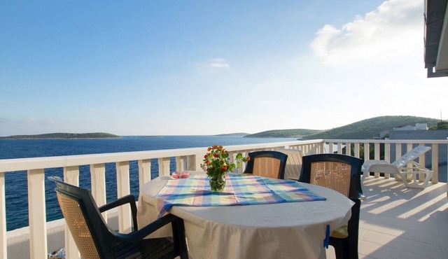 Two bedroom apartment near beach Milna, Vis (A-2461-c)