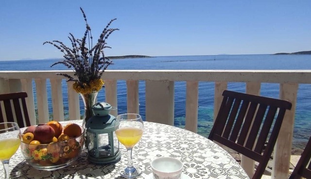 Two bedroom apartment near beach Milna, Vis (A-3036-b)