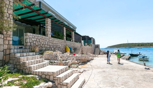 Two bedroom apartment near beach Rukavac, Vis (A-15352-a)
