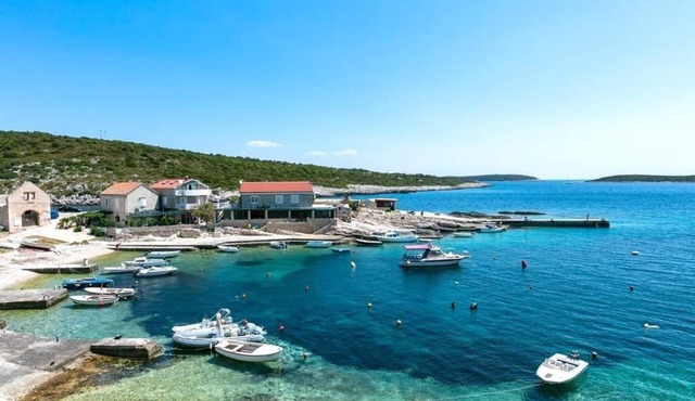 Two bedroom apartment near beach Rukavac, Vis (A-15369-a)