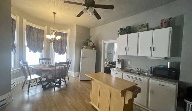 Two Bedroom Apartment- Close to Chestnut Mountain!