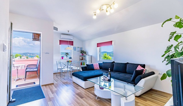 Two bedroom apartment with balcony and sea view Bilice, Krka (A-13545-a)