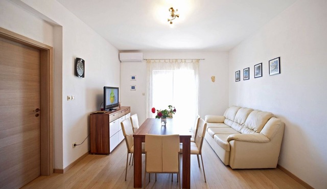 Two bedroom apartment with balcony Gornje selo, Šolta (A-15545-a)