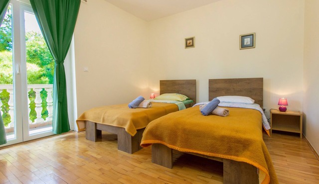 Two bedroom apartment with balcony Pirovac, Šibenik (A-6280-b)