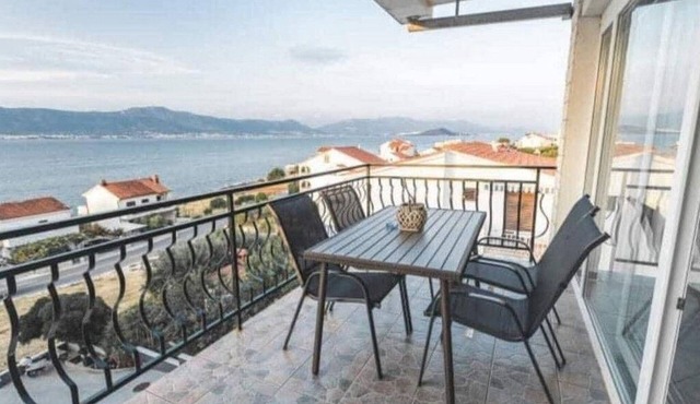 Two bedroom apartment with terrace and sea view Slatine, Čiovo (A-9433-a)