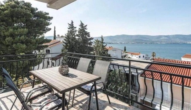 Two bedroom apartment with terrace and sea view Slatine, Čiovo (A-9433-b)