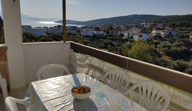 Two bedroom apartment with balcony and sea view Slatine, Čiovo (A-12811-a)