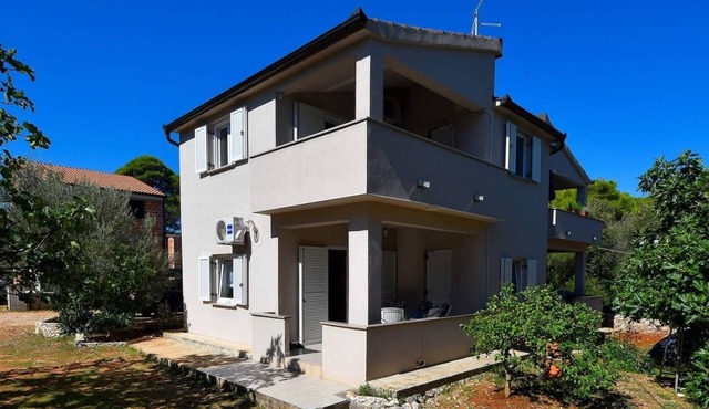 Two bedroom apartment with terrace Sušica, Ugljan (A-20758-a)