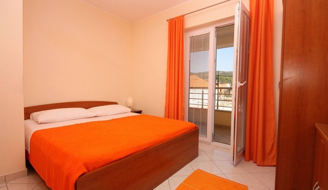 Two bedroom apartment with terrace and sea view Vinišće, Trogir (A-5229-b)