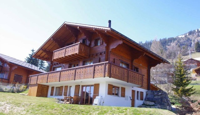 Two-bedroom apartment with private entrance and private garden