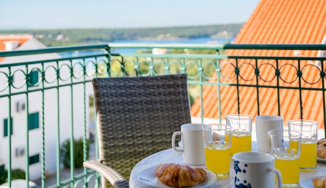 Two bedroom apartment with terrace and sea view Milna, Brač (A-22122-d)