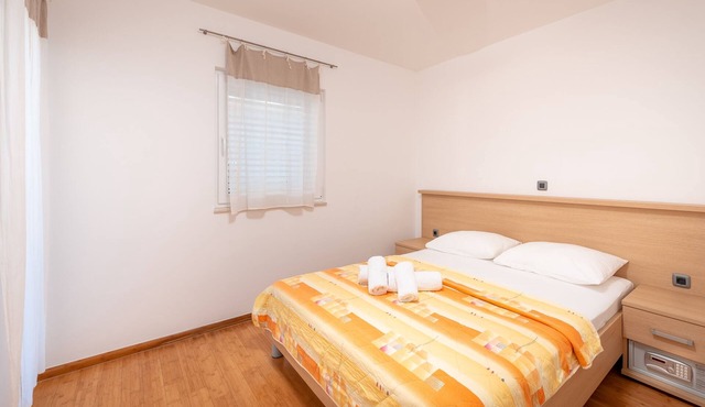Two bedroom apartment with balcony and sea view Tučepi, Makarska (A-3193-h)